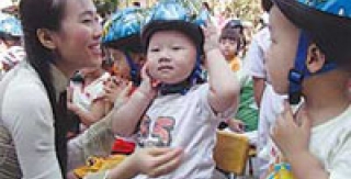 Tháo mũ bảo hiểm đúng cách