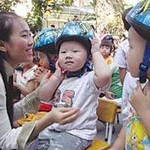 Tháo mũ bảo hiểm đúng cách