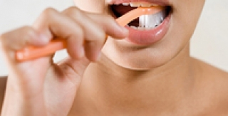 Hơi thở có mùi là do ít quan tâm chăm sóc răng miệng 