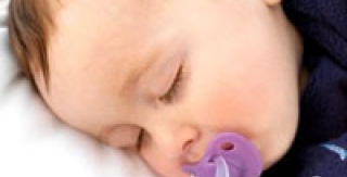 Núm vú giả có thể khiến trẻ bị lệch khớp cắn